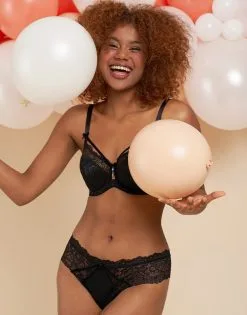 SugarShape String "Eliana Velvet" Black 20 SugarShape String "Eliana Velvet" Black -Bademode Elegant magasin sugarshape bh eliana velvet black front editorial single bhs 75 90 full 1