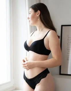 SugarShape String "Clara" Black -Bademode Elegant magasin sugarshape bralette clara black front editorial single bhs 75 87 5 hs 100 full 1