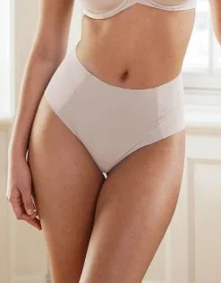 SugarShape High-Brazilian-Slip "Invisible" Sand -Bademode Elegant magasin sugarshape high brazilian slip invisible sand front editorial single crop 2