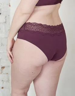 SugarShape Panty "Pure Lace" Maroon -Bademode Elegant magasin sugarshape panty pure lace maroon back editorial single crop 1