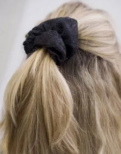 SugarShape Spitzen-Scrunchie -Bademode Elegant magasin sugarshape scrunchie black editorial product2