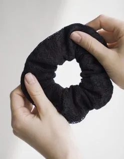 SugarShape Spitzen-Scrunchie -Bademode Elegant magasin sugarshape scrunchie black editorial product32